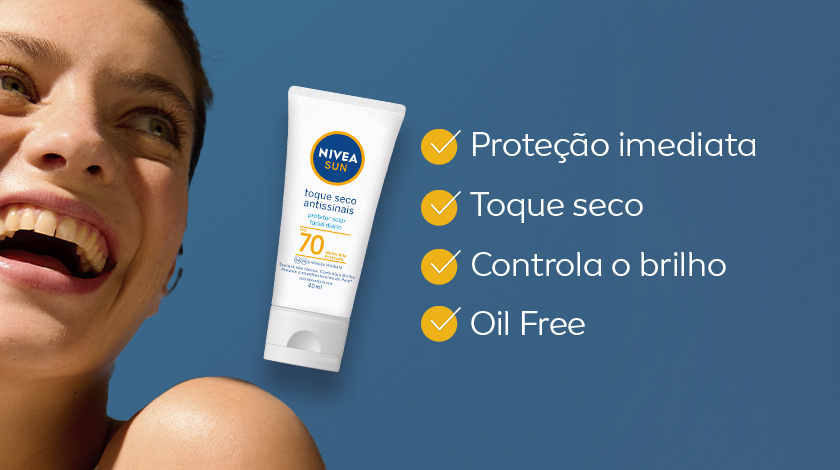 Imagem com fundo azul. Ao lado esquerdo, uma mulher sorri, enquanto o protetor solar aparece em destaque. Ao lado direito, ícones amarelos representam características do produto.
