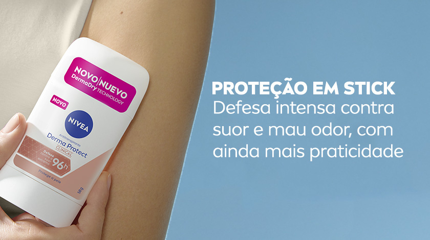 Uma pessoa segura o desodorante Derma Protect em frente ao braço. O fundo é azul claro.