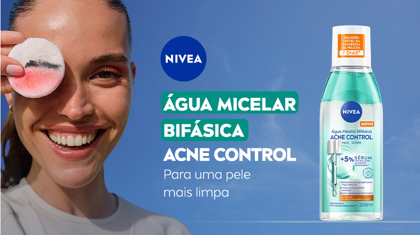 Imagem com fundo azul. Ao lado esquerdo, uma mulher sorri, segurando um algodão sujo com maquiagem. Ao lado direito, a embalagem da água micelar aparece em destaque.