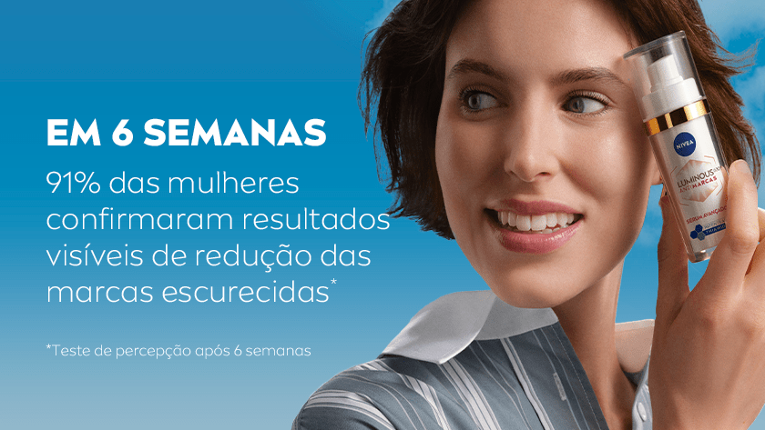 Imagem com fundo azul de céu. Ao lado direito, uma mulher sorri enquanto segura a embalagem de NIVEA Luminous 630® Sérum Avançado Antimarcas.