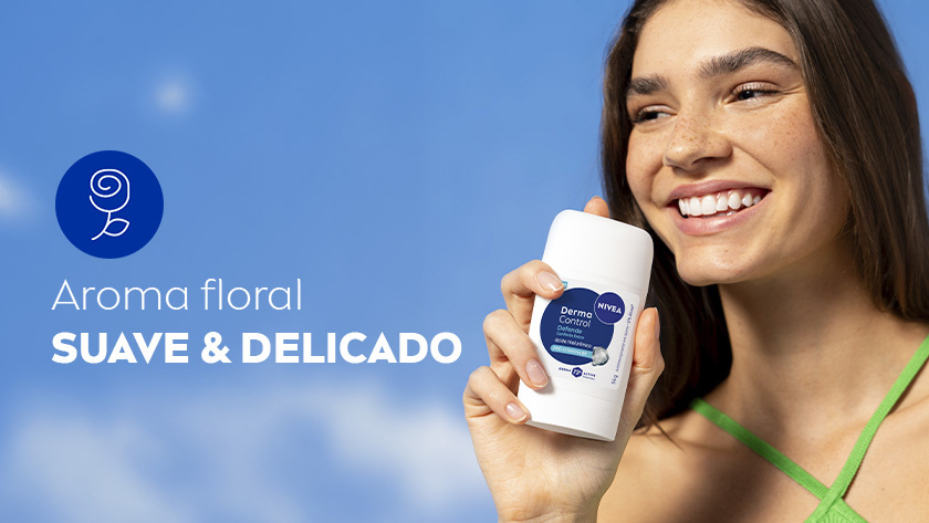 Fundo azul degradê. À direita, mulher jovem com blusa verde levanta o braço sorrindo, aplicando o desodorante.
