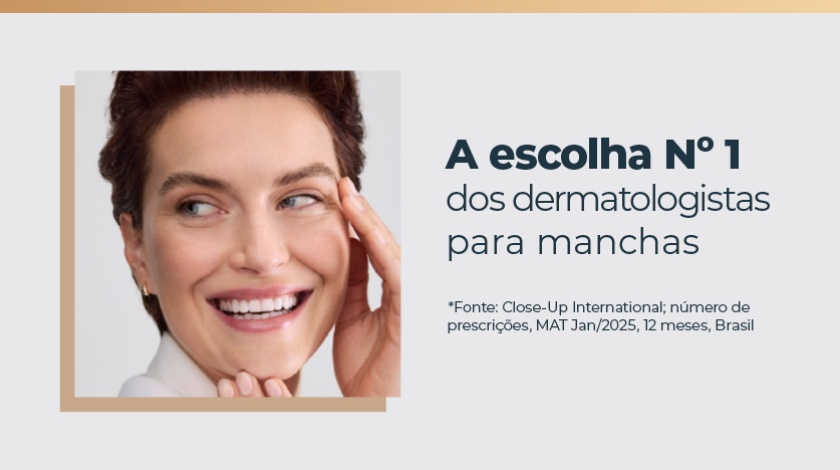 Banner publicitário em fundo claro. Ao lado esquerdo, uma imagem de uma mulher madura. Ela sorri, enquanto coloca as mãos no rosto.