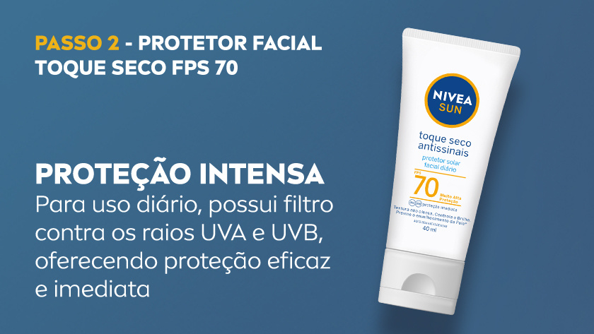 PASSO 2 - PROTETOR FACIAL TOQUE SECO FPS 70 - PROTEÇÃO INTENSA: Para uso diário, possui filtro contra os raios UVA e UVB, oferecendo proteção eficaz e imediata Imagem com fundo azul. Ao lado direito, o Protetor Solar Toque Seco aparece em destaque.