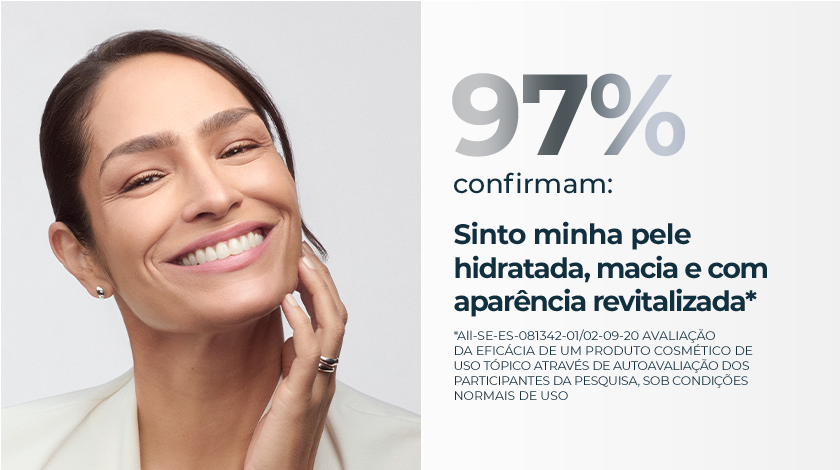 Mulher aplicando o produto no rosto com expressão satisfeita. Ao lado, texto em destaque.