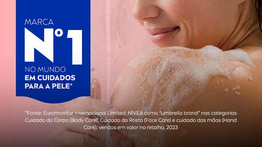 Mulher de costas tomando banho com espuma no corpo, em fundo rosa claro, com selo azul que destaca a NIVEA como a marca número 1 em cuidado com a pele.