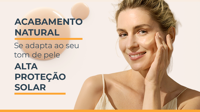 Mulher loira aplicando o produto no rosto, com tom de pele uniforme. Ao lado esquerdo, a textura do produto é apresentada.