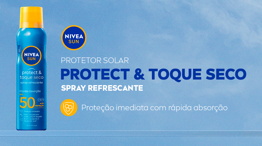 Imagem de um frasco de protetor solar NIVEA Sun Protect & Toque Seco Spray Refrescante FPS 50 sobre um fundo azul com céu. Abaixo, ícone de escudo amarelo.