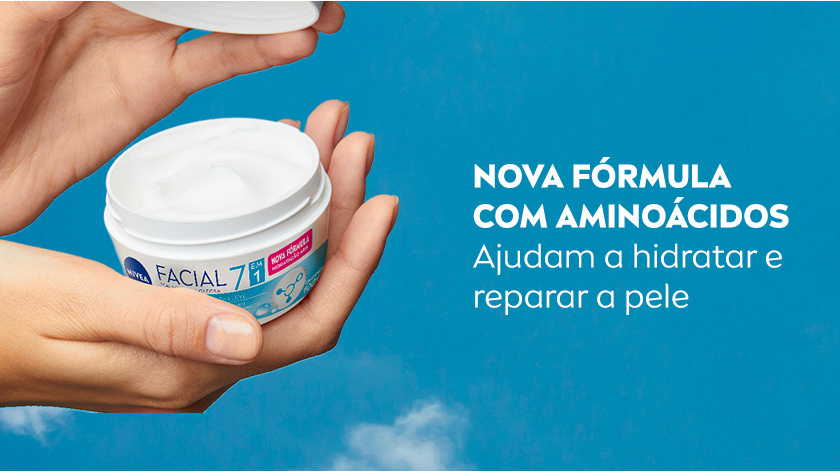 Fundo azul com nuvens suaves. Mãos seguram pote aberto do creme NIVEA Facial 7 em 1 com fórmula azul. A textura do creme é visível. À direita, texto em branco destaca nova fórmula com aminoácidos que hidratam e reparam a pele.
