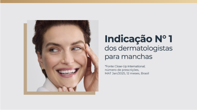 Mulher sorridente de pele clara e cabelos presos, olhando para o lado com expressão alegre.