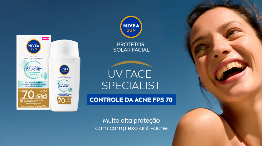 Fundo azul degradê. À esquerda, frasco do protetor solar facial NIVEA UV Face Specialist Controle da Acne FPS 70 com rótulo visível. À direita, mulher de pele clara sorri olhando para cima.