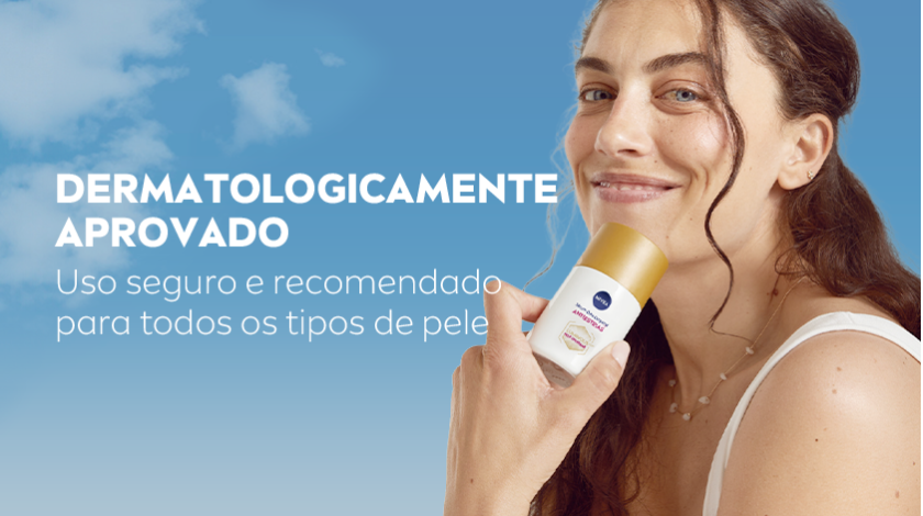 Foto de uma mulher de cabelo cacheado e preso, sorrindo e aplicando o sérum NIVEA no ombro, com fundo azul e nuvens.