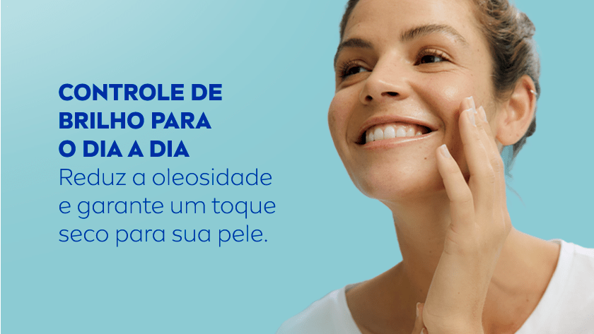 Fundo azul claro. À direita, uma mulher de cabelo preso sorri suavemente enquanto aplica produto no rosto com a mão direita. Ela usa camiseta branca.