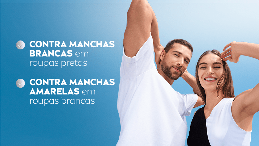 Homem e mulher sorrindo de camiseta branca com os braços levantados sobre fundo azul.