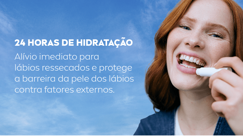 Imagem com fundo de céu azul claro e nuvens suaves. À direita, uma mulher ruiva de pele clara sorri enquanto aplica um hidratante labial branco nos lábios. Ela veste uma blusa azul escura.