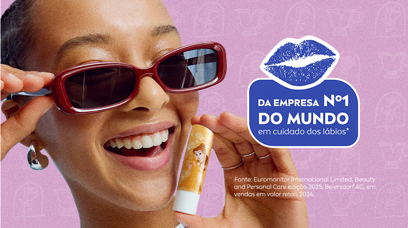 Mulher sorridente com óculos de sol segurando balm labial com embalagem de princesa, ao lado do selo 