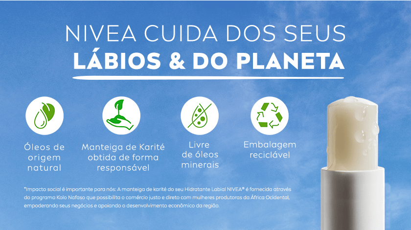 Fundo azul com céu e nuvens. Há quatro posicionados no centro da imagens: folha verde com uma gota de água. Mão segurando sementes de uma planta. Gota com traço cortando moléculas. Setas de reciclagem. No canto inferior direito, um hidratante labial branco com gotas de água.