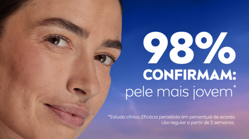 98% confirmam: pele mais jovem* Close do rosto de uma mulher sorrindo levemente. Fundo azul em degradê com o roxo.