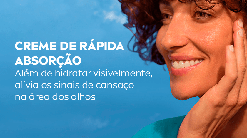 Mulher sorri enquanto passa a mão no rosto, aplicando o produto. O fundo é um céu azul.