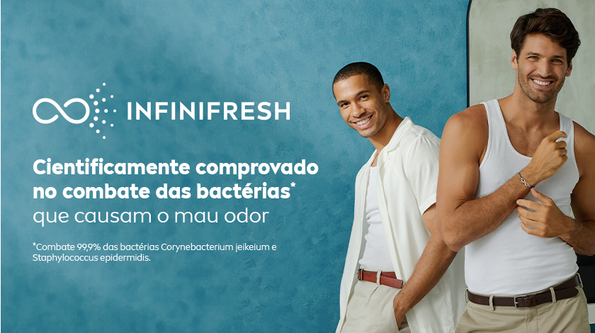 Dois homens de pele clara e sorriso descontraído, em fundo azul claro com símbolo infinito. Texto em branco destacando o INFINIFRESH e sua eficácia comprovada contra as bactérias causadoras de mau odor.