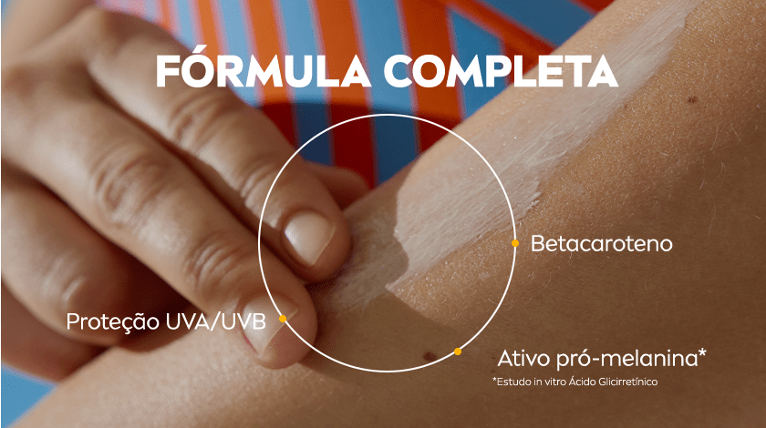 Close na aplicação do protetor solar em um braço. Um dedo espalha o produto sobre a pele. Círculo com setas destaca os ingredientes da fórmula.