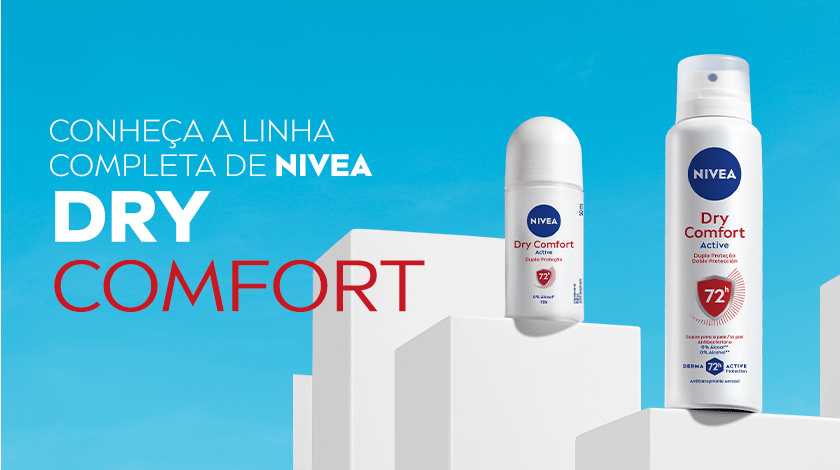 Fundo azul vibrante e blocos brancos em diferentes alturas no canto inferior. Sobre os blocos, estão dois produtos da linha NIVEA Dry Comfort: um desodorante roll-on e um aerossol. Ambos têm embalagem branca com tampa branca e detalhes em vermelho.
