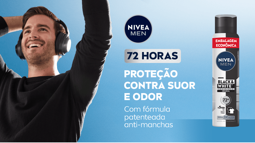 À esquerda, um homem jovem de barba curta, usando fones de ouvido grandes e pretos, sorrindo com os braços levantados, parecendo relaxado e feliz. Ele está usando um suéter preto de manga longa. Ao fundo, um degradê azul claro. No centro, o logo NIVEA MEN em azul escuro. À direita da imagem, uma embalagem do desodorante aerosol Nivea Men Black & White Invisible Original, com faixa vermelha no topo indicando Embalagem Econômica.