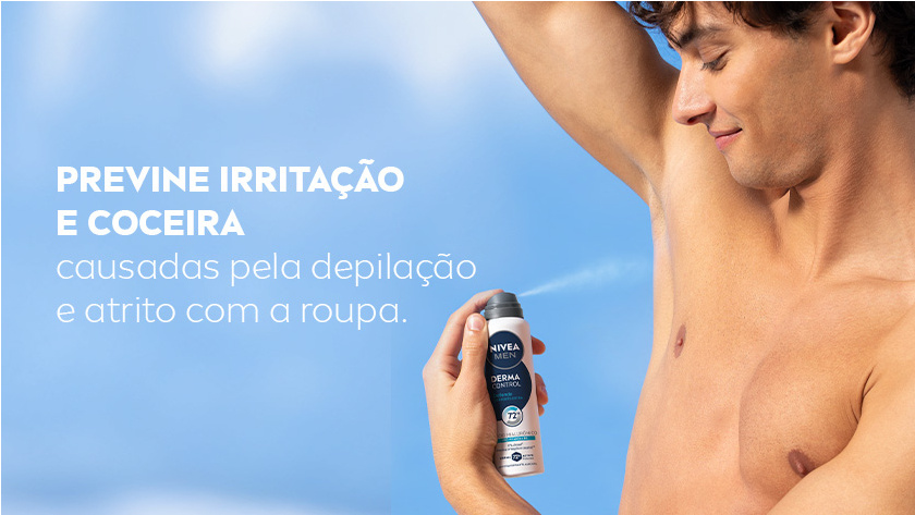 Fundo azul suave com homem sorrindo passando o desodorante.