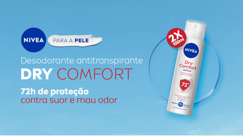 Fundo azul claro e textura suave de nuvens. À direita, o desodorante aerosol NIVEA Dry Comfort está inclinado levemente, com embalagem branca com detalhes vermelhos. Ao lado, há um vidro, um círculo translúcido que envolve o produto. À esquerda da imagem, o logo da NIVEA aparece no topo.