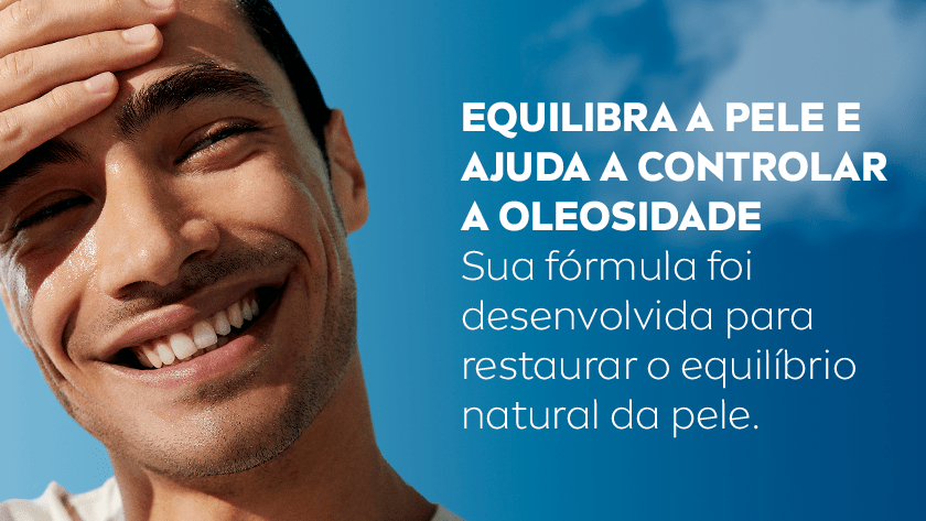 EQUILIBRA A PELE E AJUDA A CONTROLAR A OLEOSIDADE Sua fórmula foi desenvolvida para restaurar o equilíbrio natural da pele. Homem sorrindo com a mão na testa. O fundo é um céu azul.