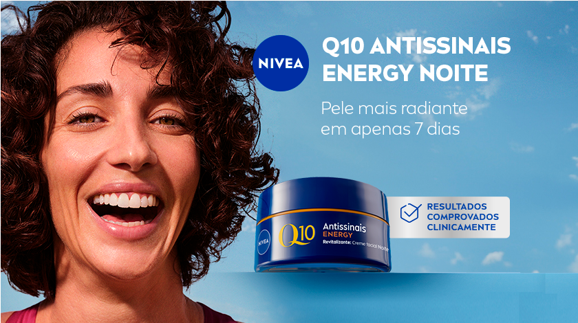 Mulher sorridente ao lado do produto NIVEA Q10 Antissinais Energy Noite, com fundo de céu azul. Ao lado, um selo cinza de resultados clinicamente comprovados.