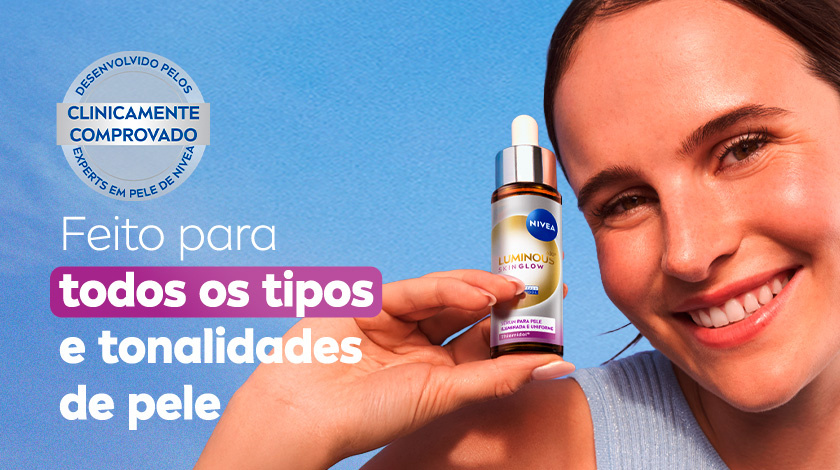 Feito para todos os tipos e tonalidades de pele Mulher sorrindo segurando o Sérum NIVEA SkinGlow, com fundo azul claro. Selo de “Clinicamente comprovado” no canto superior esquerdo.