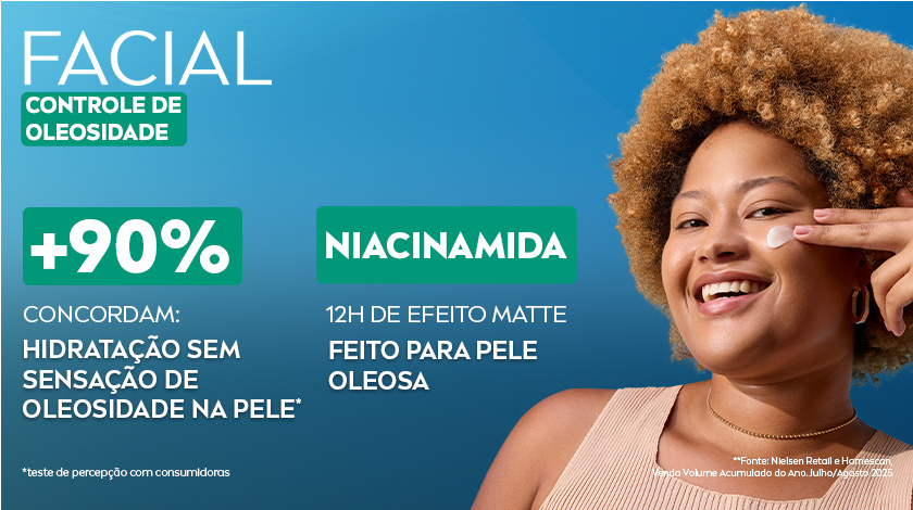 Imagem com fundo azul claro. Ao lado direito, uma mulher sorri, enquanto aplica o hidratante no rosto delicadamente.