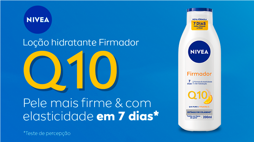 imagem com fundo azul em tom médio, produto localizado a esquerda da imagem, texto localizado a esquerda e modelo localizada na direita da imagem