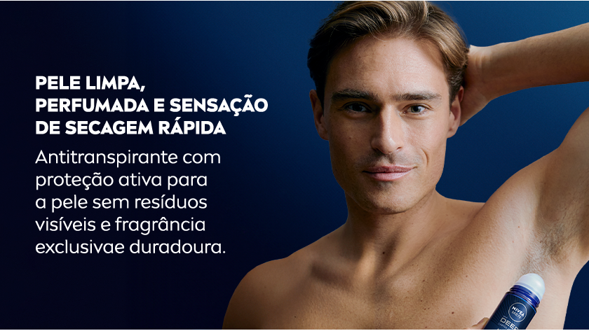 Homem loiro de pele clara, sem camisa, em fundo azul escuro. Texto em branco à esquerda destacando pele limpa, perfumada e sensação de secagem rápida, sem resíduos visíveis.