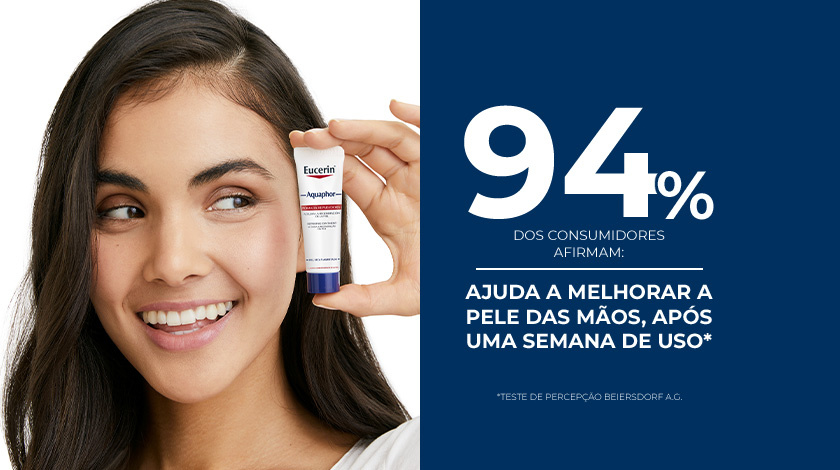 A imagem mostra uma mulher sorrindo enquanto segura um tubo de Eucerin Aquaphor perto do rosto. À direita, sobre um fundo azul escuro, destaca-se em branco informações.