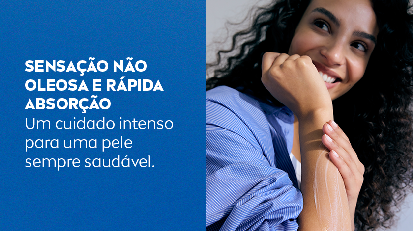 Mulher sorrindo aplica a loção no braço. Fundo azul dividido com texto sobre hidratação prolongada.