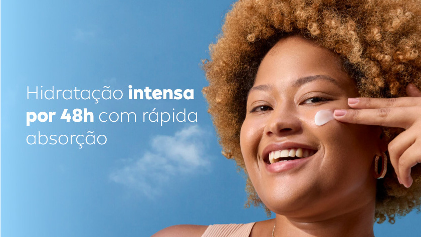 Fundo azul com leve gradiente. Mulher sorri enquanto aplica creme no rosto com o dedo indicador. À esquerda, texto branco ressalta hidratação intensa por 48h com rápida absorção.