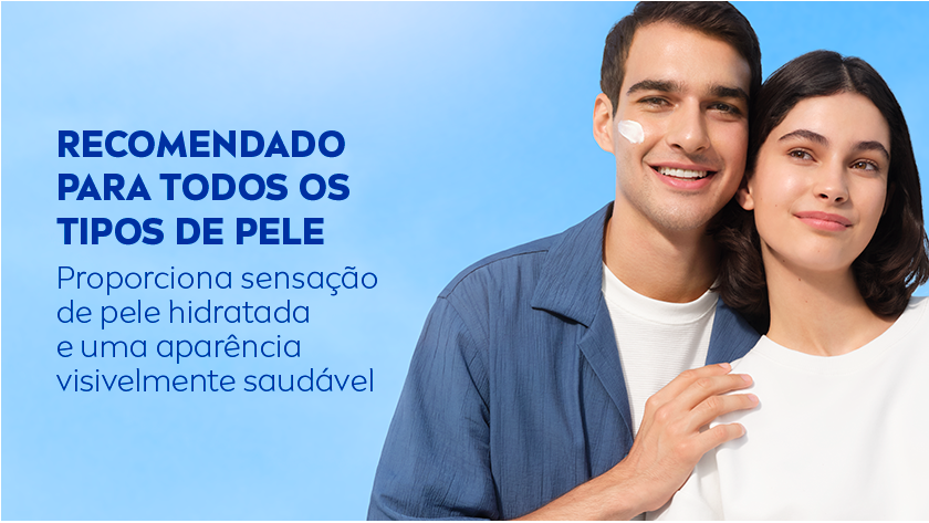 Fundo com céu azul e nuvens. À direita, um homem e uma mulher aparecem juntos, ele tem um pouco de protetor aplicado no rosto.
