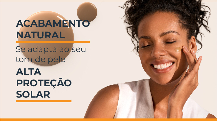 Mulher aplicando o produto no rosto, com tom de pele uniforme. Ao lado esquerdo, a textura do produto é apresentada.