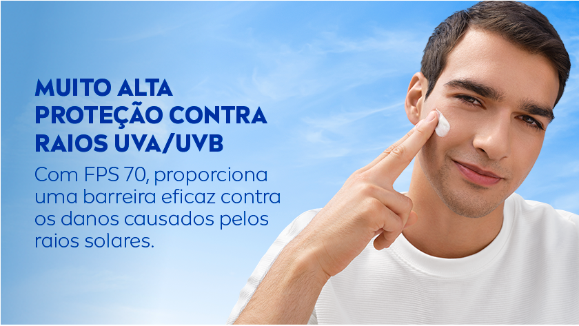 Fundo com céu azul e nuvens. À direita, homem aplica protetor no rosto. À esquerda, destaque em texto azul.
