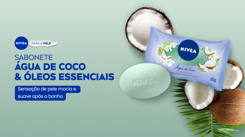 Imagem de um sabonete NIVEA Água de Coco & Óleos Essenciais ao lado de cocos abertos, com embalagem azul, sobre fundo verde claro.