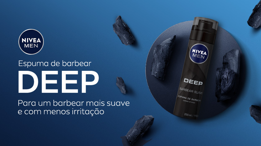 Imagem com fundo azul escuro, produto espuma de barbear aplicado no canto direito sobre uma base escura preta. Informações de texto dispostas a esquerda junto ao logo NIVEA men no canto superior esquerdo