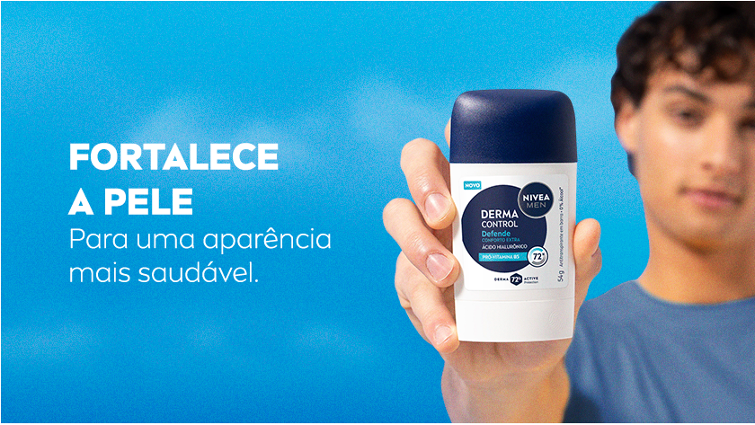 FORTALECE A PELE Para uma aparência mais saudável. Imagem com fundo azul claro. Ao lado direito, um modelo segura a embalagem em stick, com foco no produto.