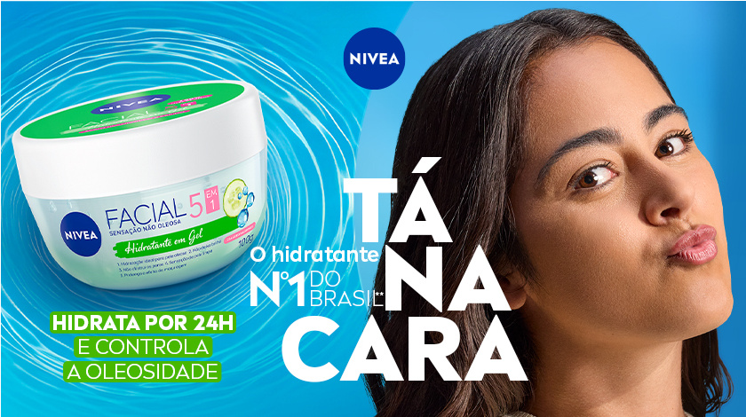 Fundo azul claro. Ao centro, pote do creme NIVEA Facial 5 em 1 Antissinais Ultraleve, com tampa verde e embalagem branca e azul. O produto está levemente inclinado. À direita, uma mulher aparece.