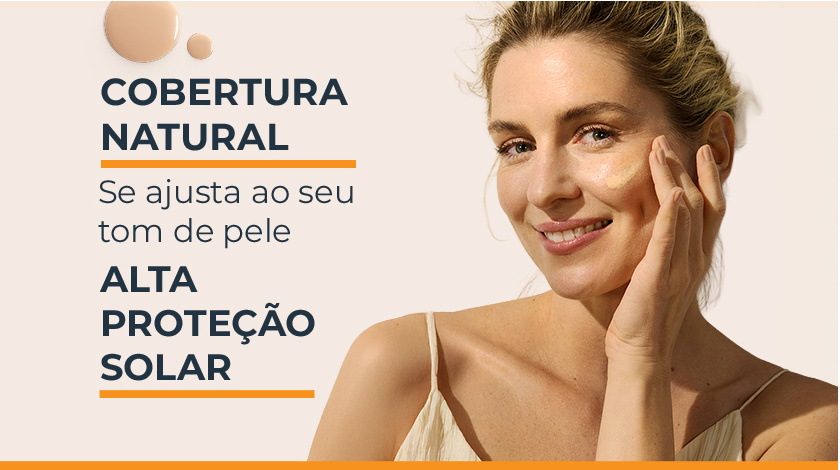 Mulher aplicando o produto no rosto, com tom de pele uniforme. Ao lado esquerdo, a textura do produto é apresentada.