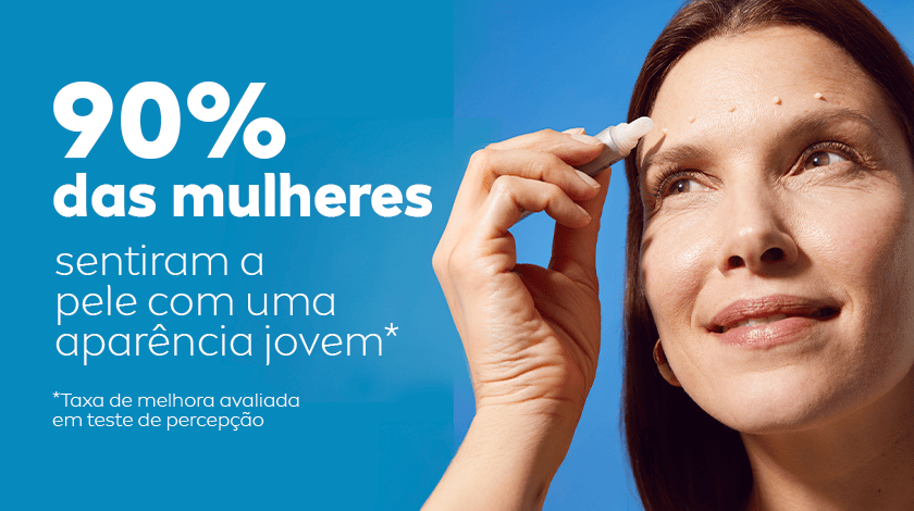 Fundo azul claro. À direita, está uma mulher de pele clara e cabelos e olhos castanhos, aplicando pontinhos de creme na testa com um aplicador. Ela está sorrindo levemente e olhando para cima.