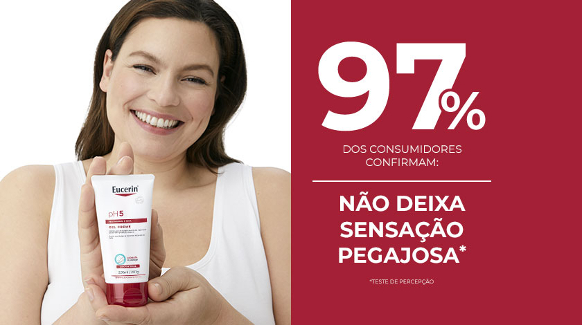 Mulher sorrindo segurando o produto, com destaque para o texto em um fundo vermelho.