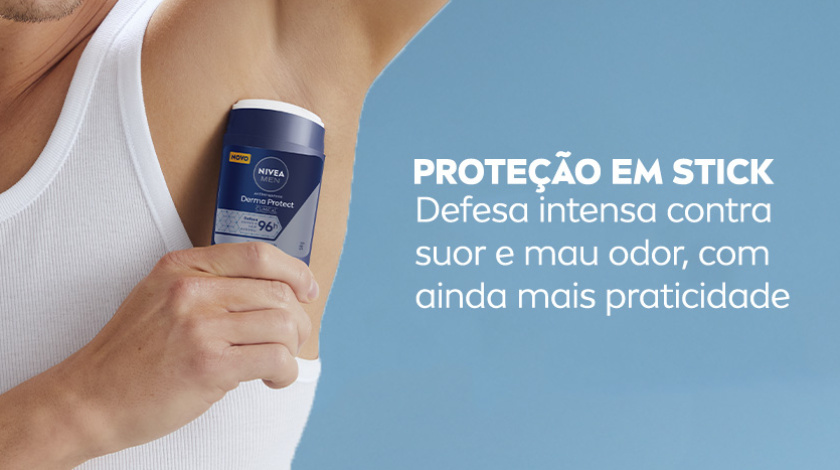Uma pessoa segura o desodorante Derma Protect em frente ao braço. O fundo é azul claro.