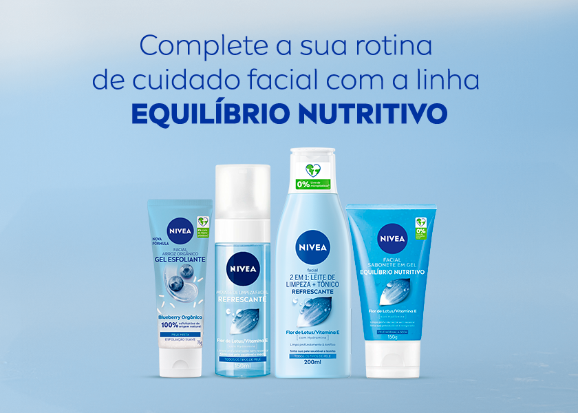 Fundo em tons suaves de azul. Abaixo do texto, há quatro produtos da linha NIVEA dispostos lado a lado: um gel esfoliante com blueberry orgânico, uma mousse de limpeza facial refrescante, um 2 em 1 leite de limpeza + tônico refrescante, e um sabonete facial em gel equilíbrio nutritivo. Todos os produtos possuem embalagens em azul claro com elementos em branco, e selo verde indicando fórmulas com ingredientes de origem natural. Todos tem tampa branca.
