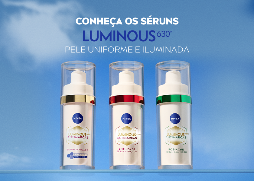 Fundo azul com nuvens suaves. Ao centro, três frascos dos séruns NIVEA Luminous630 Antimarcas estão alinhados sobre uma superfície de vidro transparente.